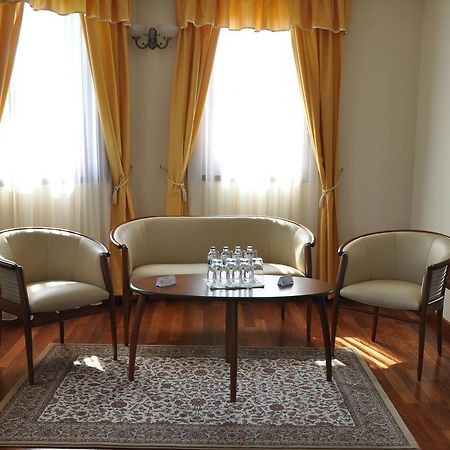 Nimrod Bioszalloda Es Bioetterem Karcag Buitenkant foto