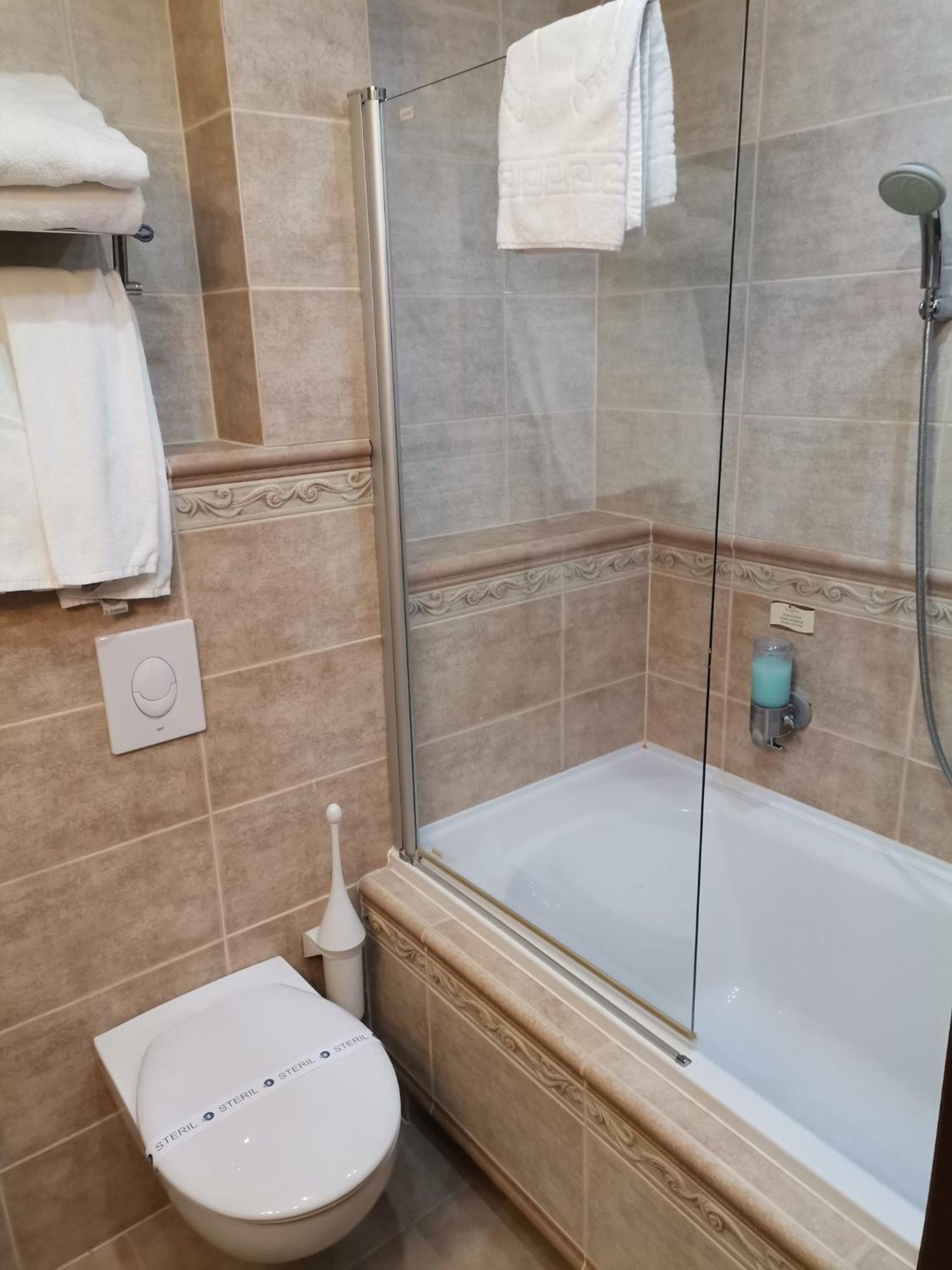 Nimrod Bioszalloda Es Bioetterem Karcag Buitenkant foto
