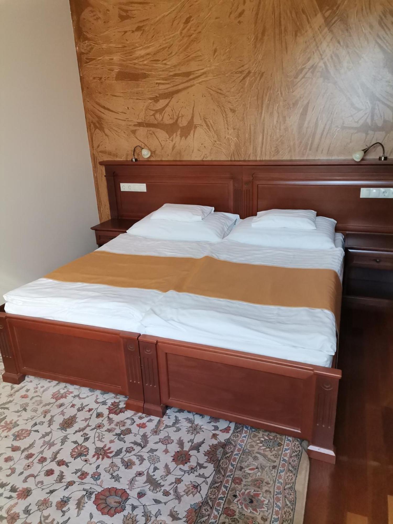Nimrod Bioszalloda Es Bioetterem Karcag Buitenkant foto