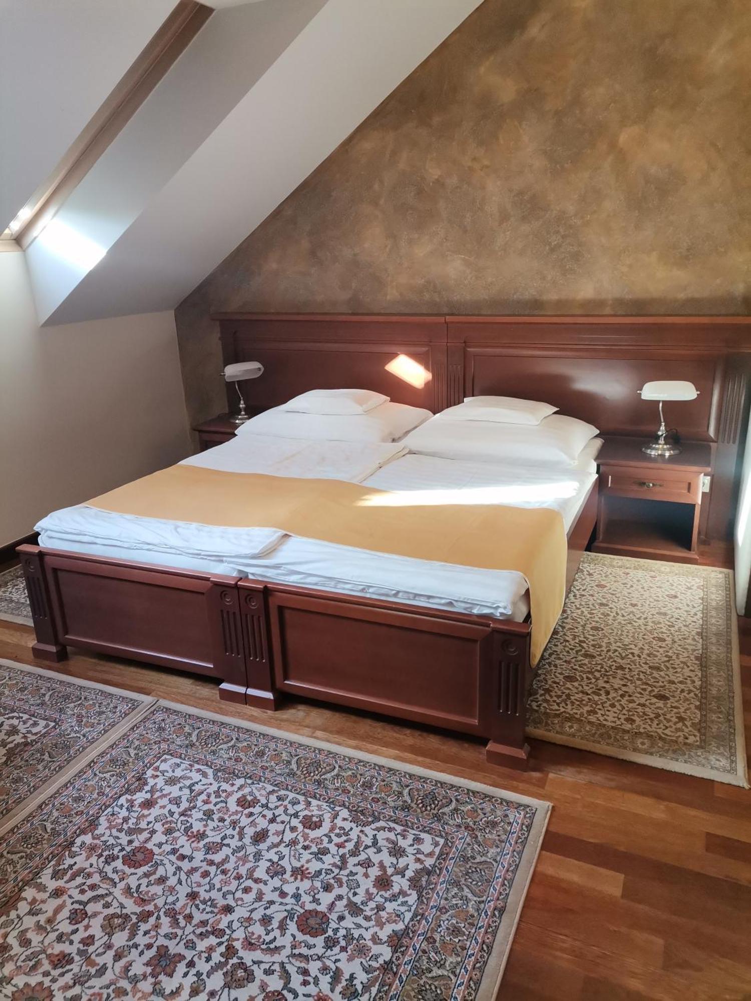 Nimrod Bioszalloda Es Bioetterem Karcag Buitenkant foto
