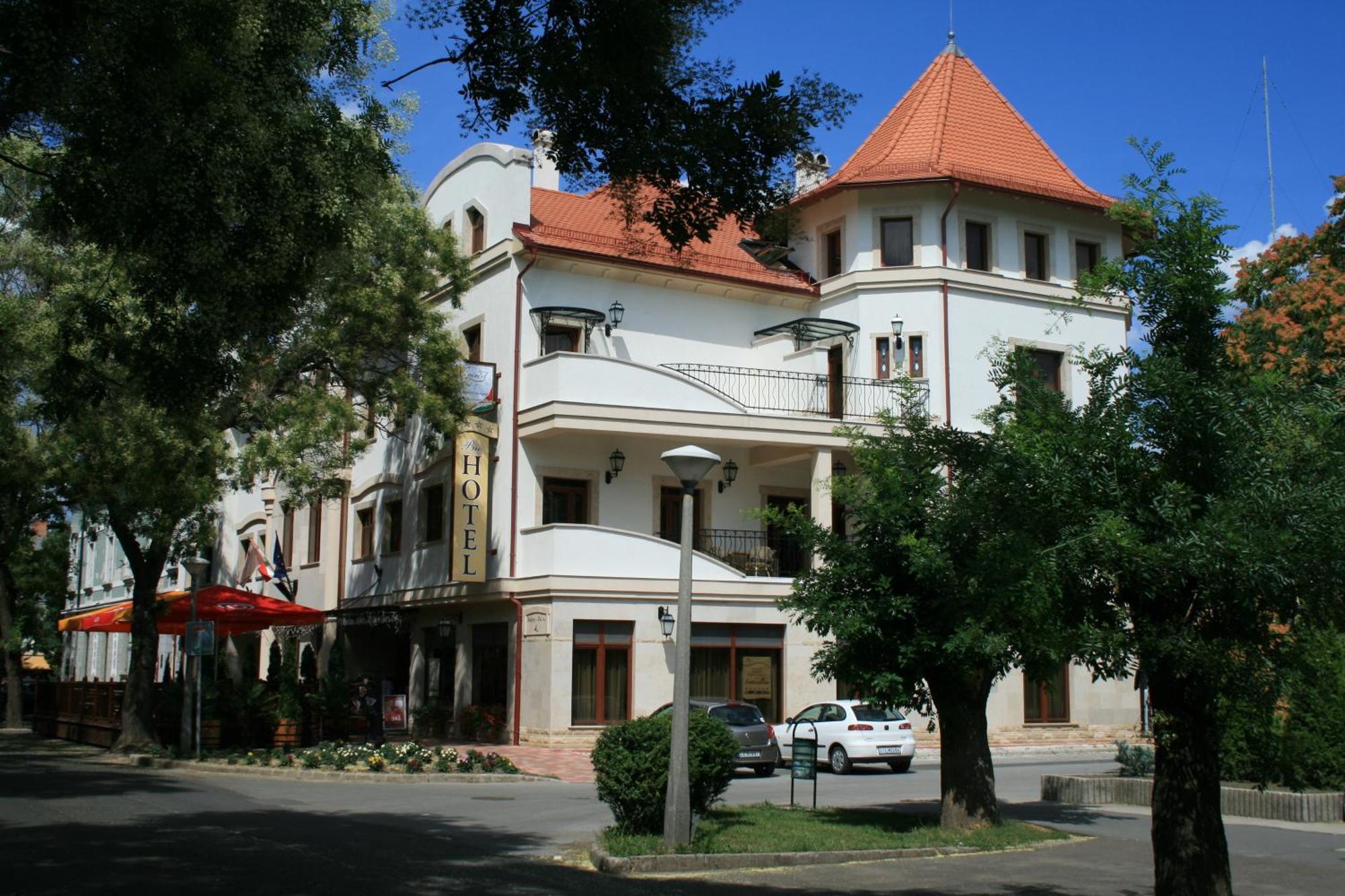 Nimrod Bioszalloda Es Bioetterem Karcag Buitenkant foto